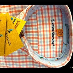 Short sleeve collared men’s dress shirt.